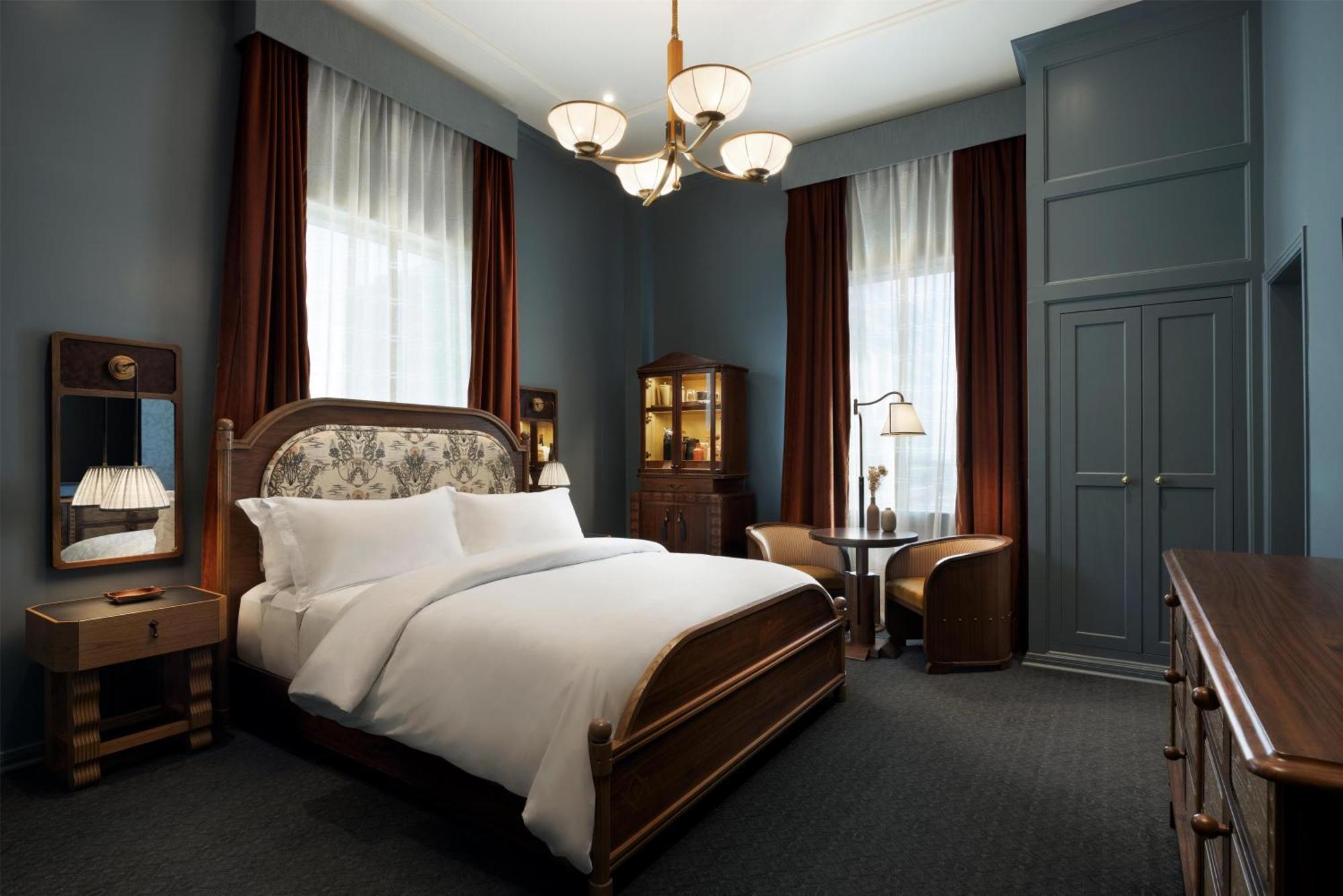 Eckzimmer mit Kingsize-Bett und Stadtblick